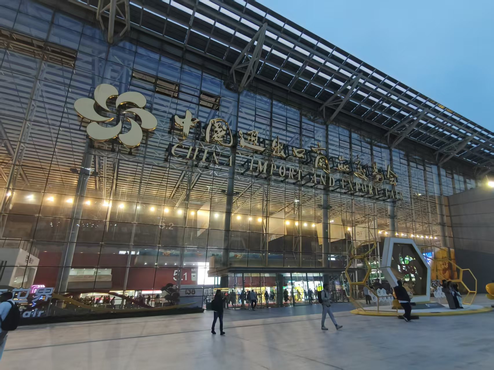 Inside the China Import and Canton Fair: Luggage Shell Manufacturing Machine in Action